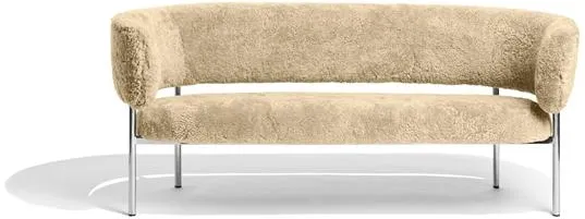 Møbel Copenhagen Font Sofa Saueskinn Honey/Polert Stål Ramme